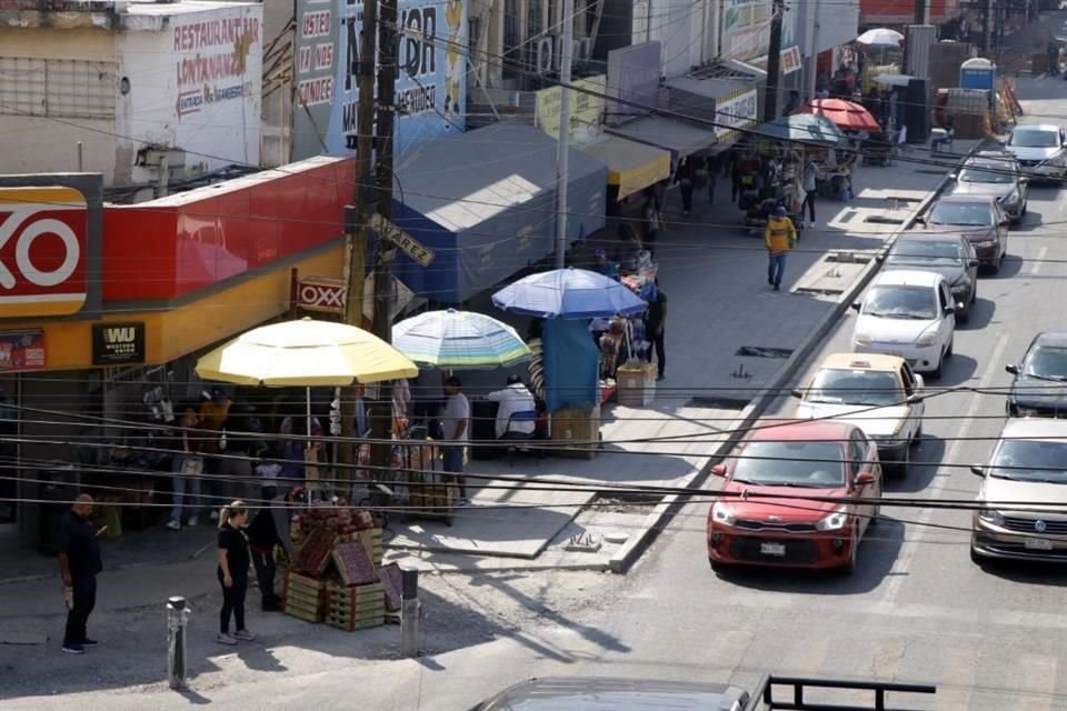 Decenas de puesteros invadieron las banquetas ampliadas en Av. Juárez, entre Modesto Arreola y Aramberri.