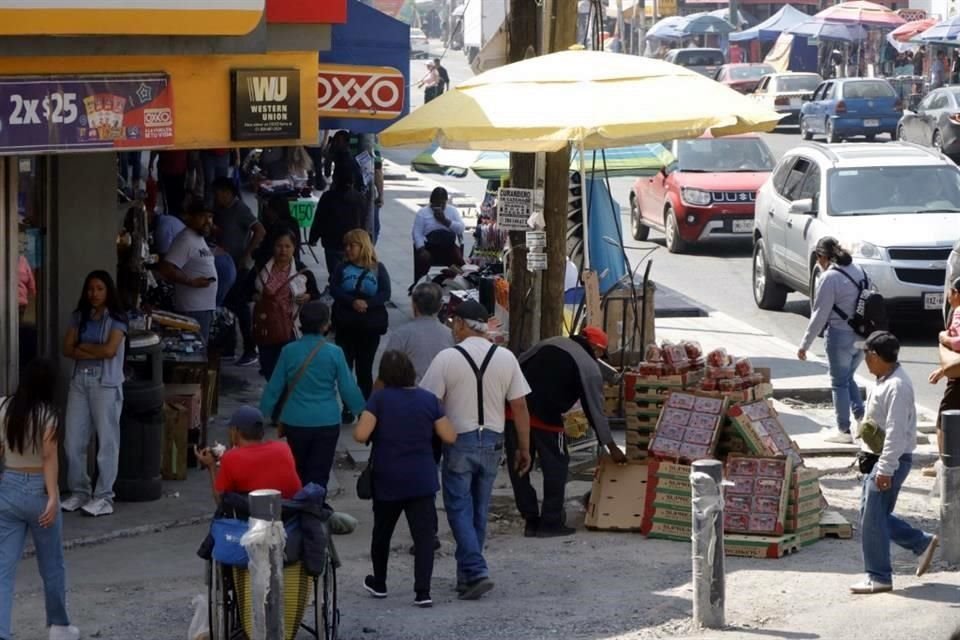 Algunos vendedores que ocupan el nuevo espacio aseguraron contar con permiso.