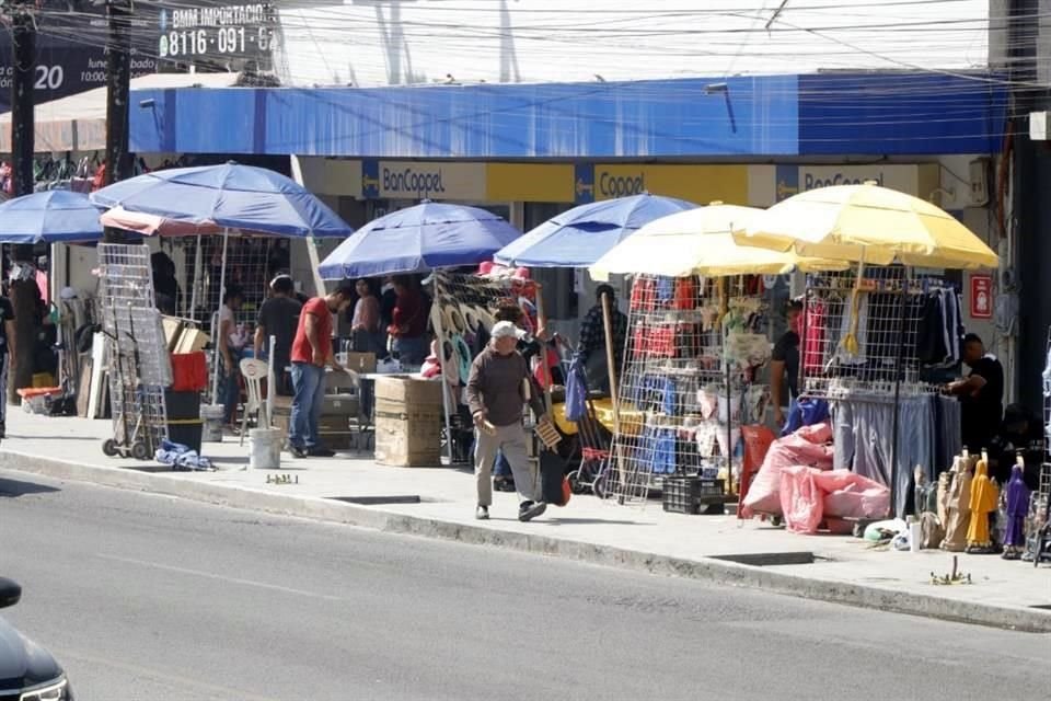 Algunos vendedores que ocupan el nuevo espacio aseguraron contar con permiso.