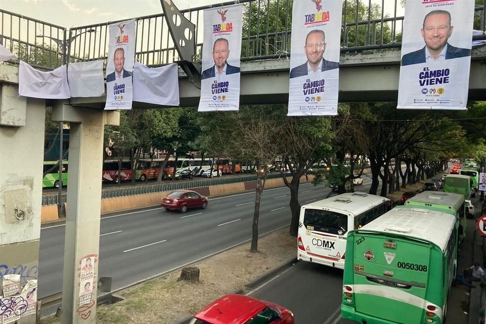 Grupo REFORMA constató la presencia de varios autobuses de acarreados estacionados en las avenidas Aquiles Serdán e Invierno.