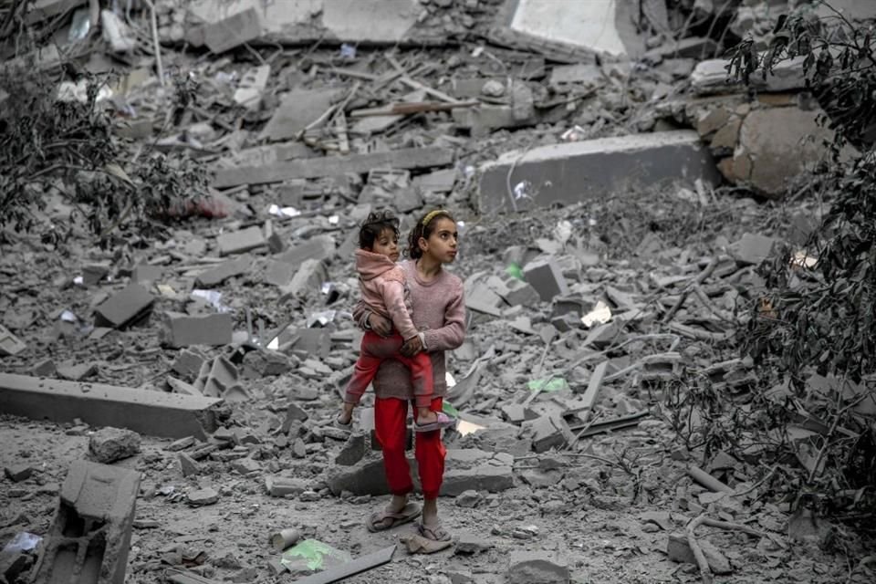 Una niña palestina se abre paso entre los escombros de casas destruidas por un bombardeo israelí, el 3 de marzo del 2024.