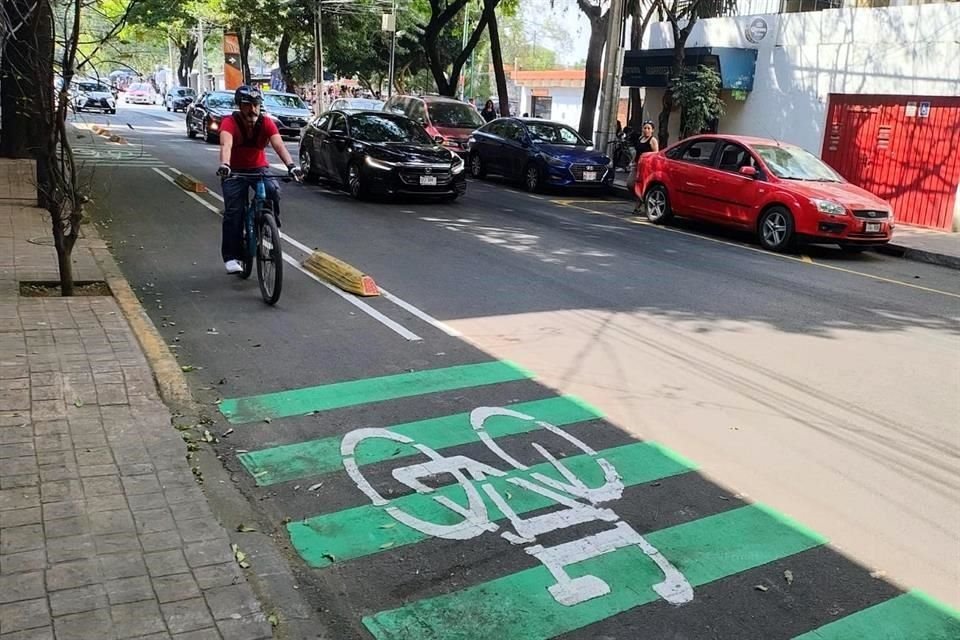 Locatarios reclamaron que la ciclovía reduce el espacio de estacionamiento en la Colonia Mariano Escobedo.