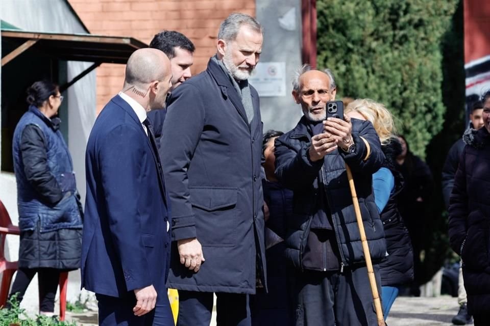 Felipe VI atendió a los presentes con saludos y fotografías.