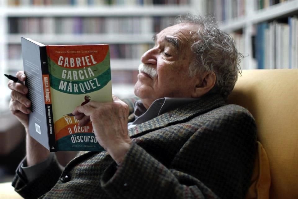 García Márquez en una fotografía de 2010, mientras lee, en su casa, 'Yo no vengo a decir un discurso'. Seis años antes había publicado su última novela: 'Memoria de mis putas tristes'.