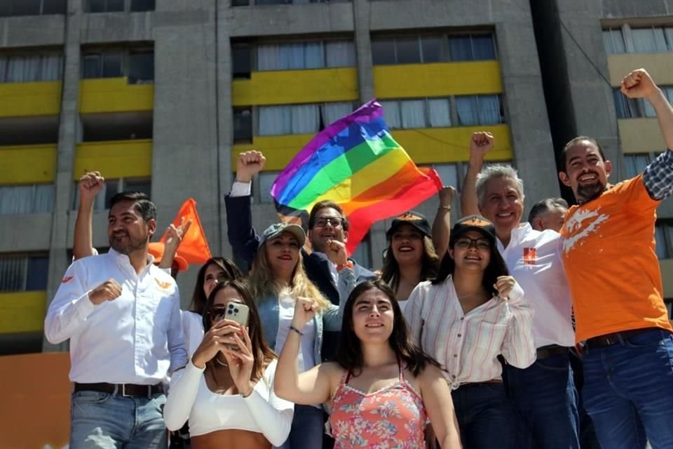 Salomón Chertorivski candidato a la jefatura de Gobierno por Movimiento Ciudadano se reunió con simpatizantes en la Plaza de las Tres Culturas de Tlatelolco.