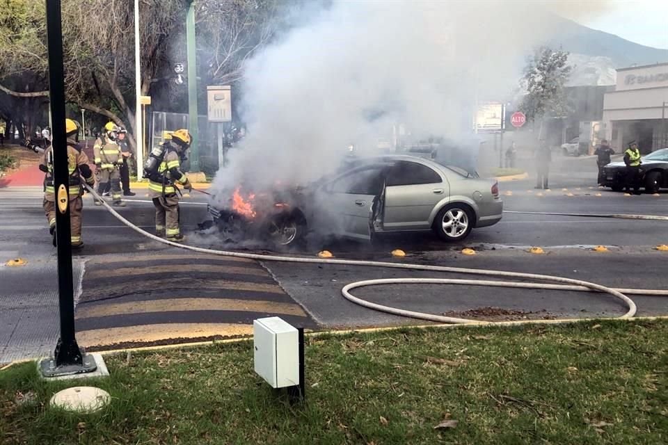 El incendio ocurrió a las 8:10 horas, en el cruce de Calzada del Valle y Río Moctezuma, en la Colonia Del Valle.