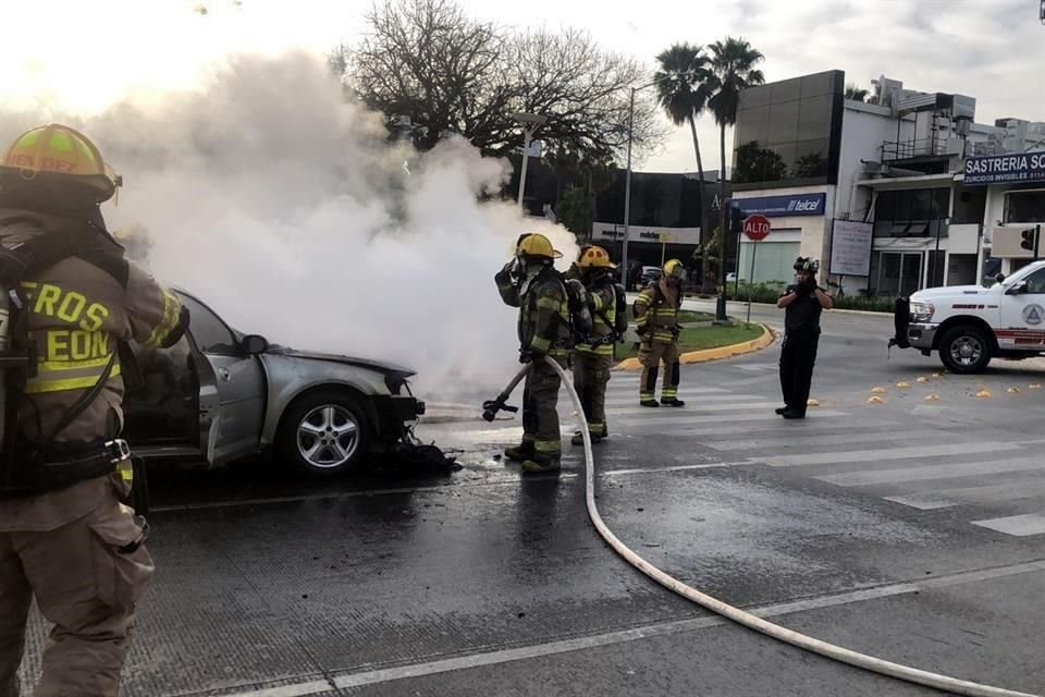 El fuego provocó daños en el área del motor y parte de la cabina.