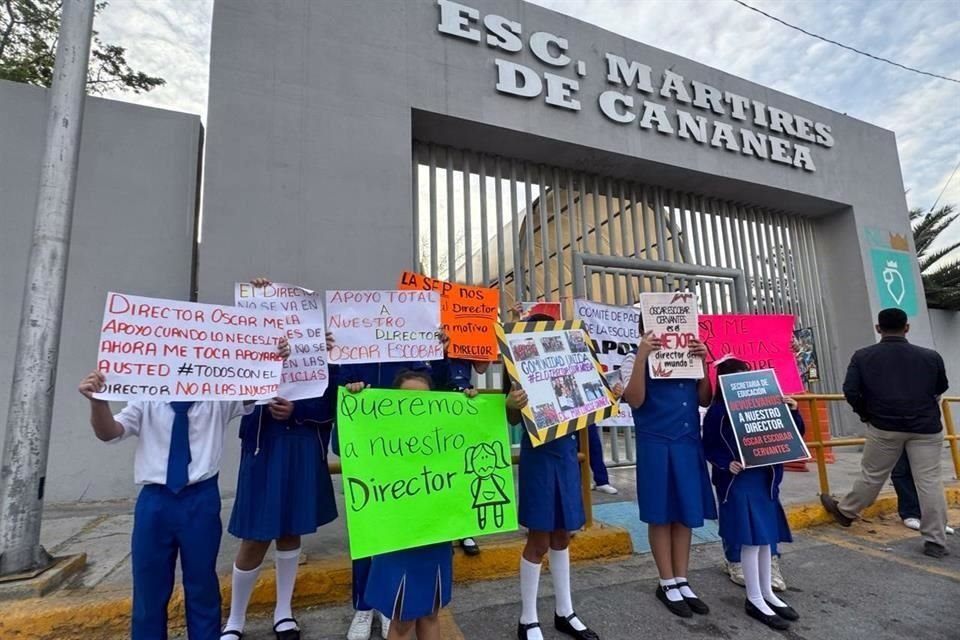 Desde antes de las 07:30 horas alumnos y padres de familia protestaron afuera de la escuela primaria Mártires de Cananea.