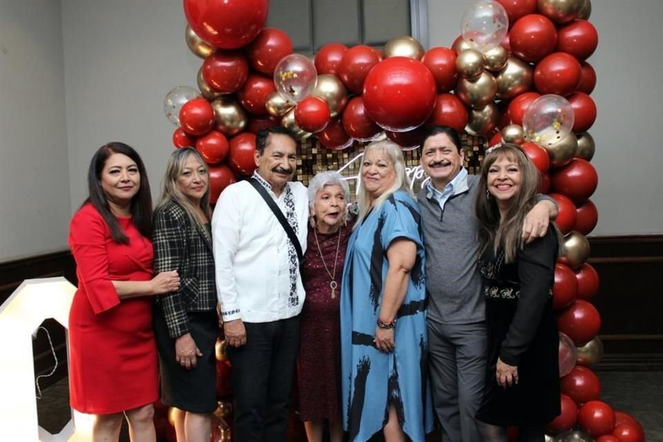 Leticia García Terán, Sandra Galindo Terán, Jesús Casillas Terán, La Festejada, Olga Galindo Terán, Jorge Chapa Terán y Guillermina García Terán