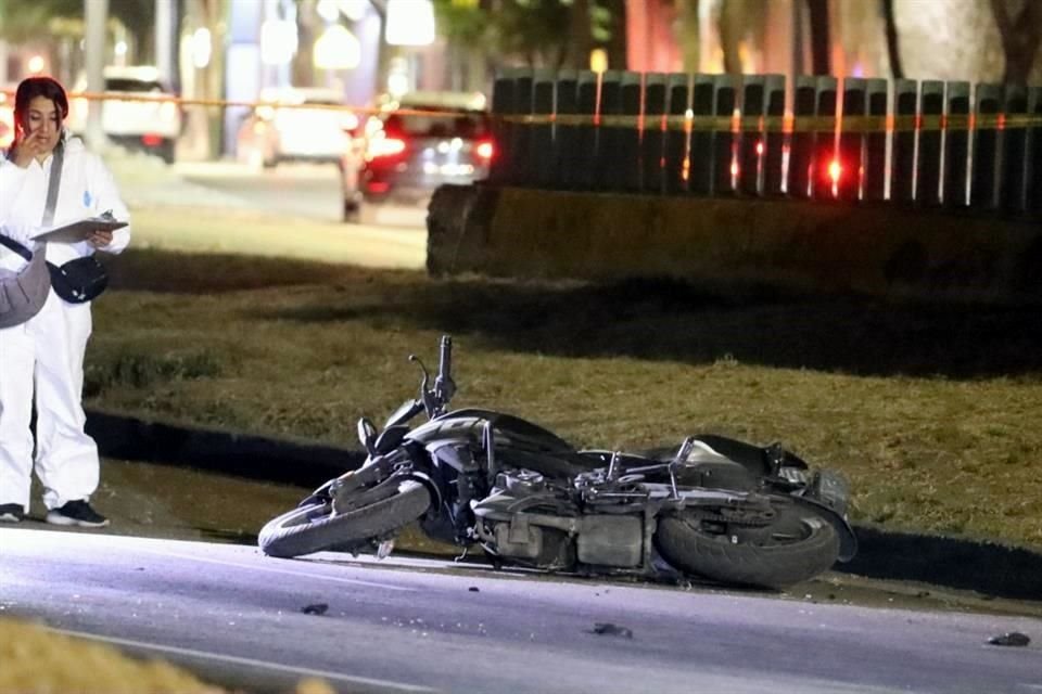 23 DE FEBRERO. Eduardo Trejo Huerta y Luis Sandoval Huerta, de 23 y 27 años, derraparon en motocicleta al salir de una curva sobre carriles centrales de Avenida Río San Joaquín; sólo uno sobrevivió.