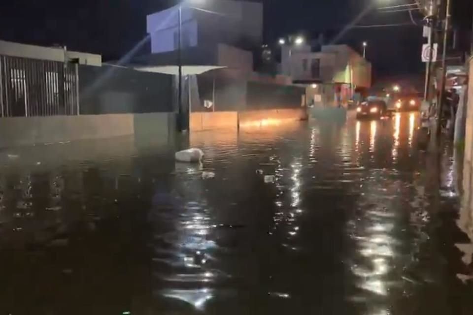 La avería se presentó mientras se realizaban trabajos para cambiar el direccionamiento de una tubería para la construcción de un puente peatonal.