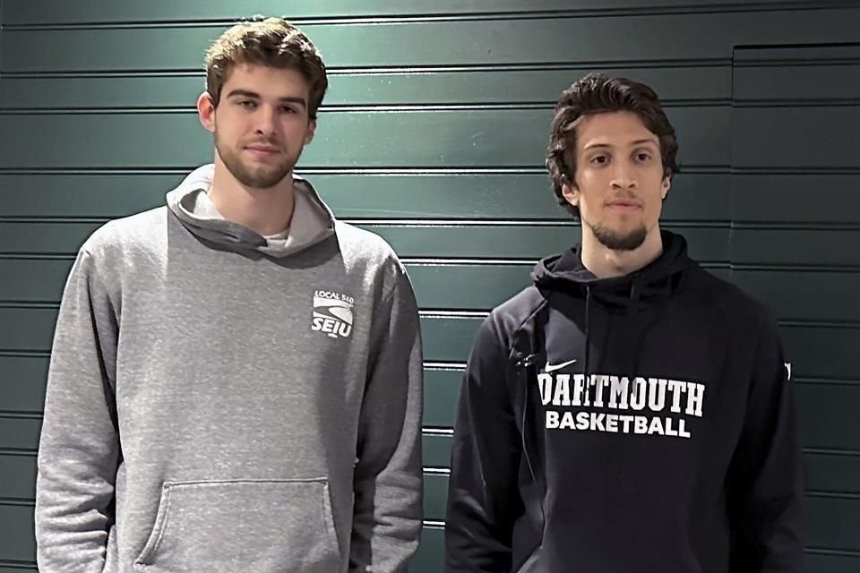 Cade Haskins (izq.) y Romeo Myrthil posan en el Dartmouth College después de la votación de este martes para formar un sindicato.