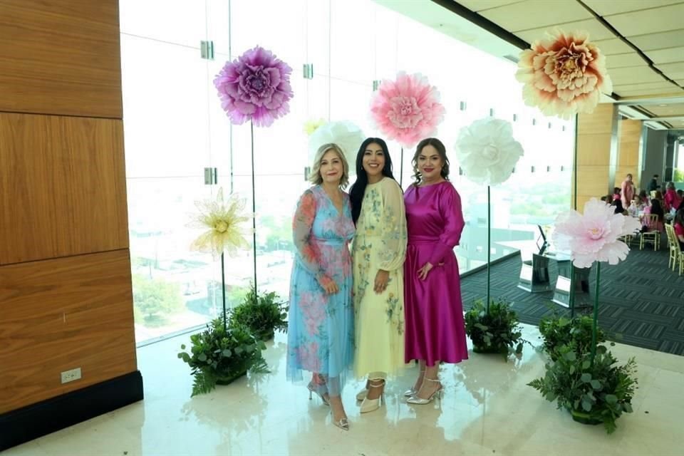 Leticia Isabel Murillo de Medina, Mariana Isabel Medina Murillo  y Martha Nelly González de Rodríguez