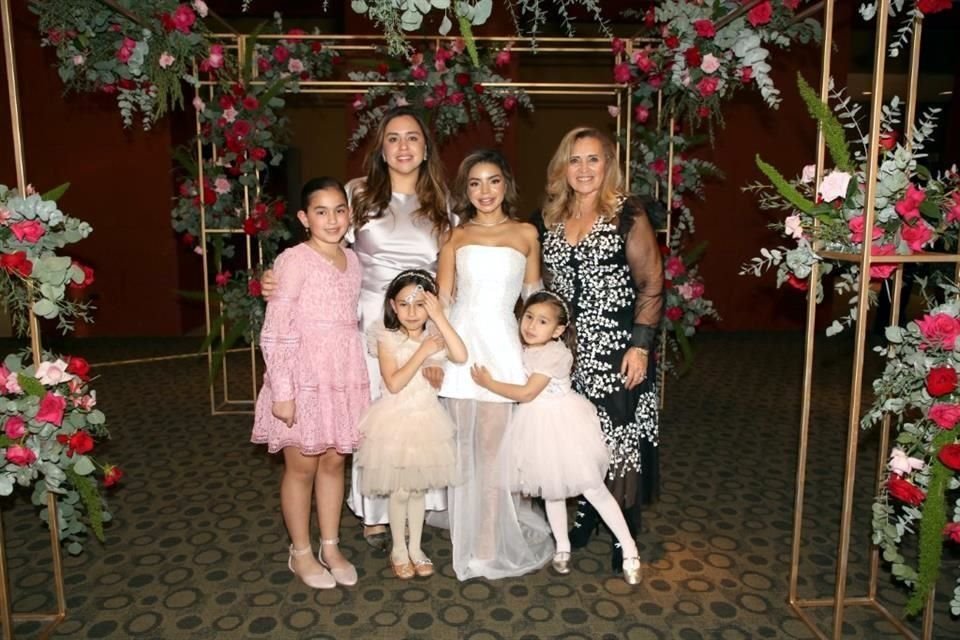 Lietza Lozano, Angie Orta Hernández, Lorena Villarreal de Lozano, Roberta Martínez, Catalina Martínez y Eugenia Martínez