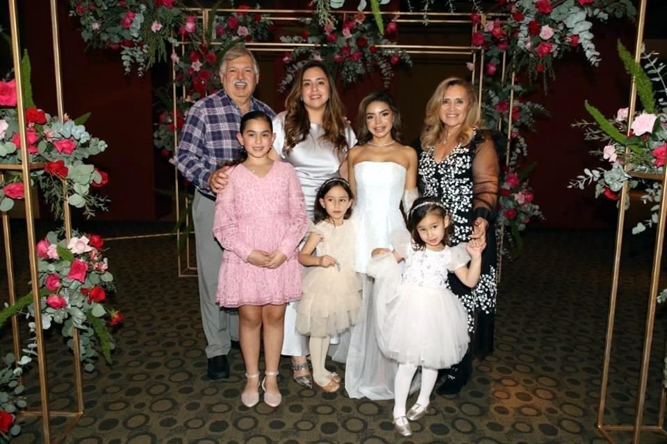 Benjamín Lozano, Lietza Lozano, Angie Orta Hernández, Lorena Villarreal de Lozano, Roberta Martínez, Catalina Martínez y Eugenia Martínez