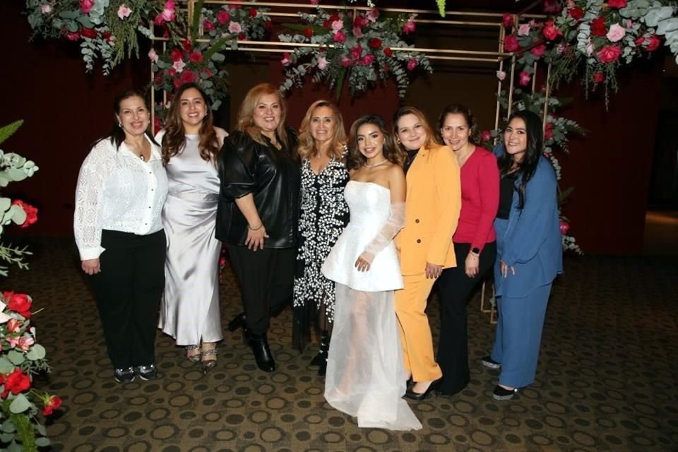 Maricela Lozano, Lietza Lozano, Clara Lozano, Lorena Villarreal de Lozano, Angie Orta Hernández, Aide Lozano, Clara Hinojosa y Andy Lozano