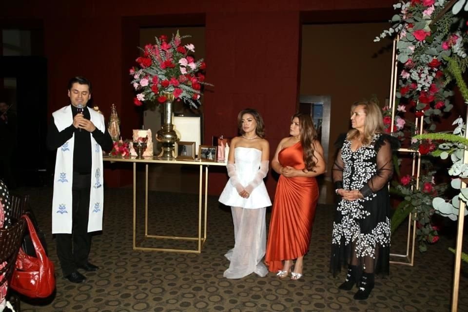 Padre Saúl López Orozco, Angie Orta Hernández, Angélica Hernández Luna y Lorena Villarreal de Lozano