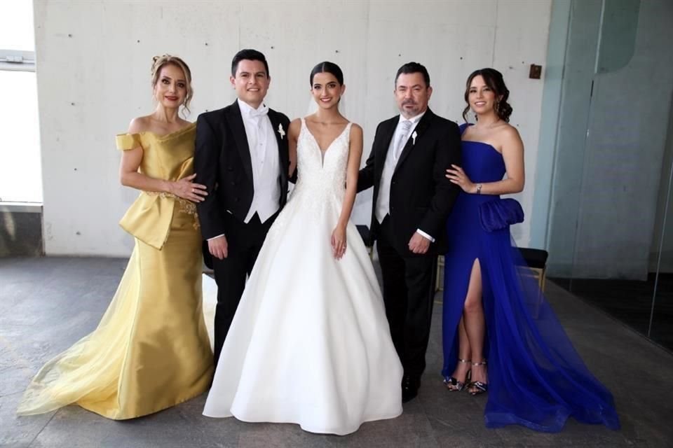 FAMILIA DEL NOVIO Mirta Perales de Ibarra, José Carlos Ibarra Perales, Mariana Páez Ávila, Luis Carlos Ibarra González y Valeria Ibarra Perales
