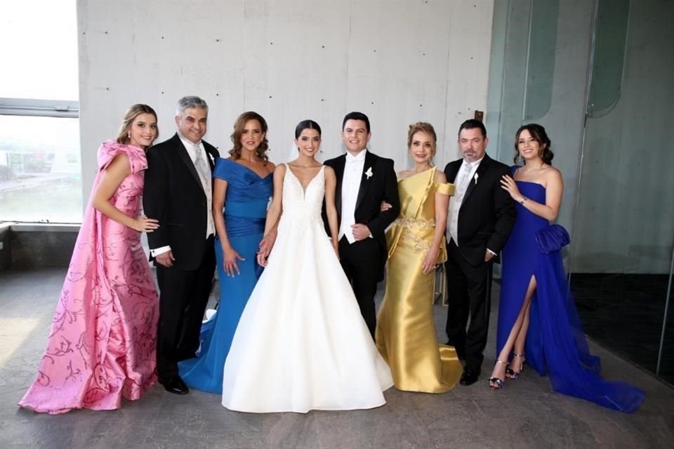 FAMILIARES DE LOS NOVIOS Fernanda Páez Ávila, José Luis Páez Mireles, Mónica Ávila de Páez, Mariana Páez Ávila, José Carlos Ibarra Perales, Mirta Perales de Ibarra, Luis Carlos Ibarra González y Valer