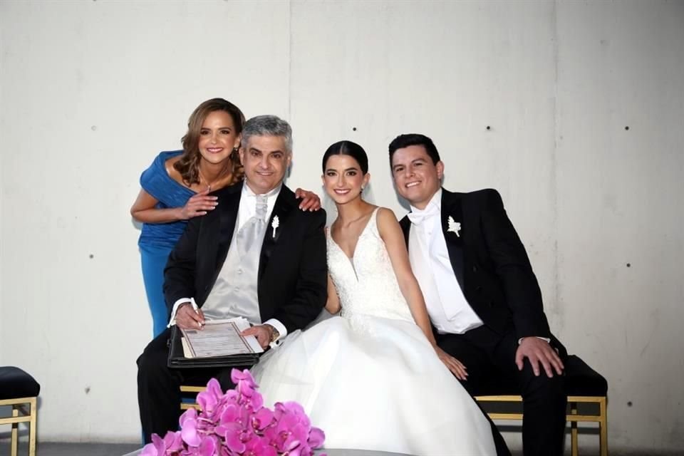 Mónica Ávila de Páez, José Luis Páez Mireles, Mariana Páez Ávila y José Carlos Ibarra Perales