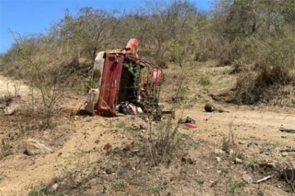 Tres jornaleros murieron luego de tener contacto con una narcomina en el Municipio Tumbiscatío, Michoacán, informaron autoridades estatales.