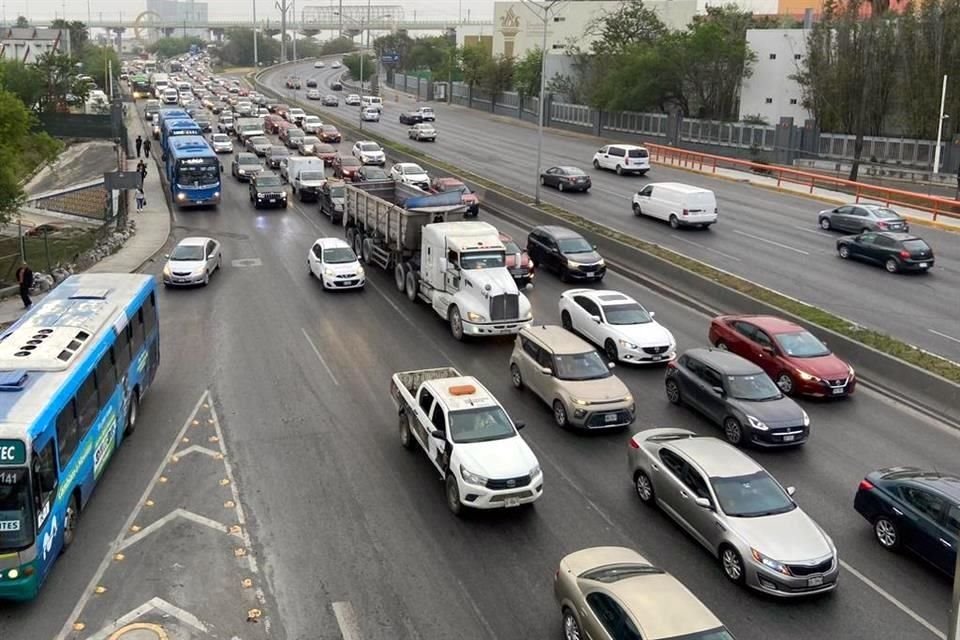 El accidente colapsó la vialidad en plena hora pico, en la Avenida Nogalar.