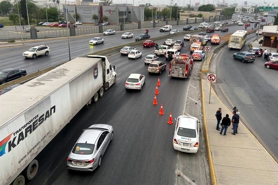El tráiler impactó a tres vehículos, por lo que se mantienen dos carriles cerrados para las maniobras.