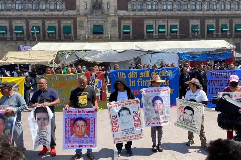 Familiares de los 43 y normalistas en una protesta en el Zócalo, frente a Palacio Nacional.