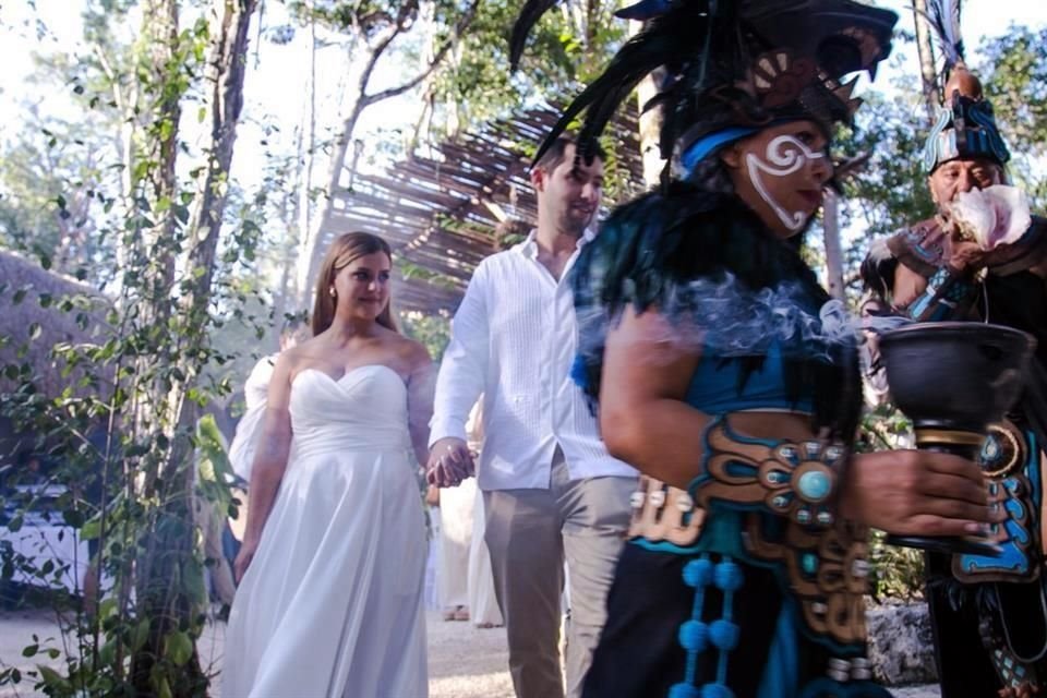 Los novios participaron en una Ceremonia Maya.