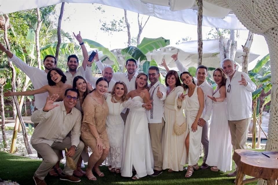 Los novios con sus familias