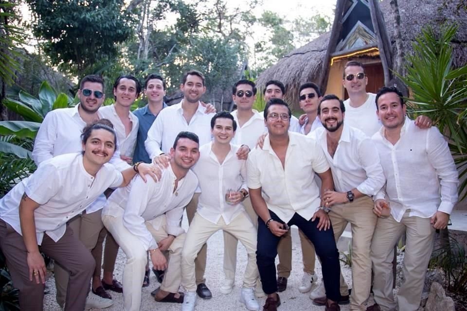 El novio con un grupo de amigos