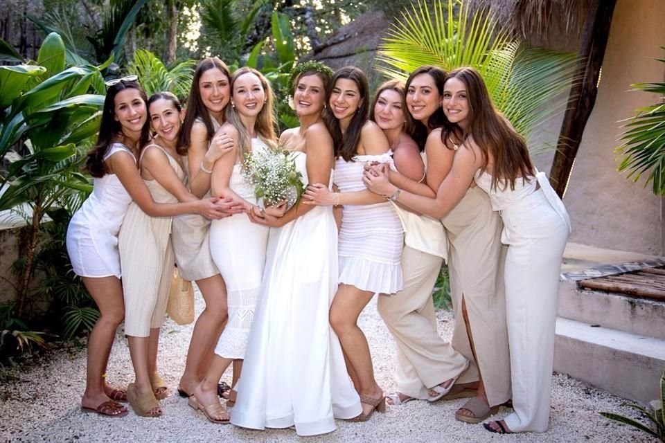 Johana Aragón, María Eugenia Pérez, Mónica Ramírez, Viviana Sierra, Jessica Araiza, Mariana de la Garza, Giovanna Laura, Laura Marquez, Elisa Hernández y Karina Lozano con la novia