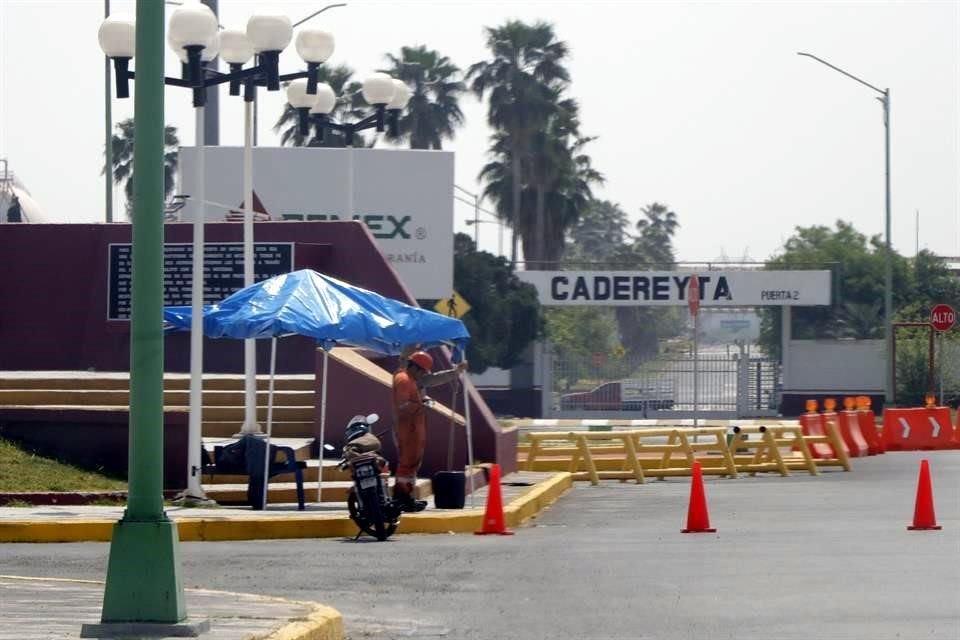 En la Refinería de Cadereyta el acceso fue cerrado y ahora hay vigilancia para ingresar.