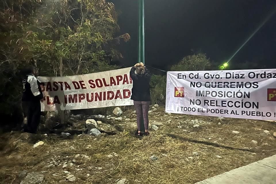 Los manifestantes llegaron con mantas a la entrada de las instalaciones del cuartel militar del 77 Batallón de Infantería, donde se realiza la mañanera