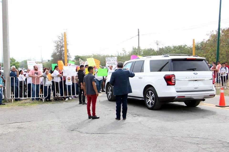 Las camionetas blindadas del gobierno del estado que entraban o salían de dicho cuartel eran obstruidas por los protestantes.