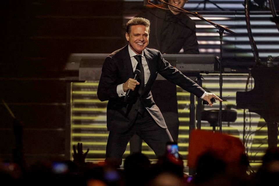 El cantante Luis Miguel despejó varias fechas de su agenda de shows, para pasar tiempo de calidad con su novia, la diseñadora Paloma Cuevas.