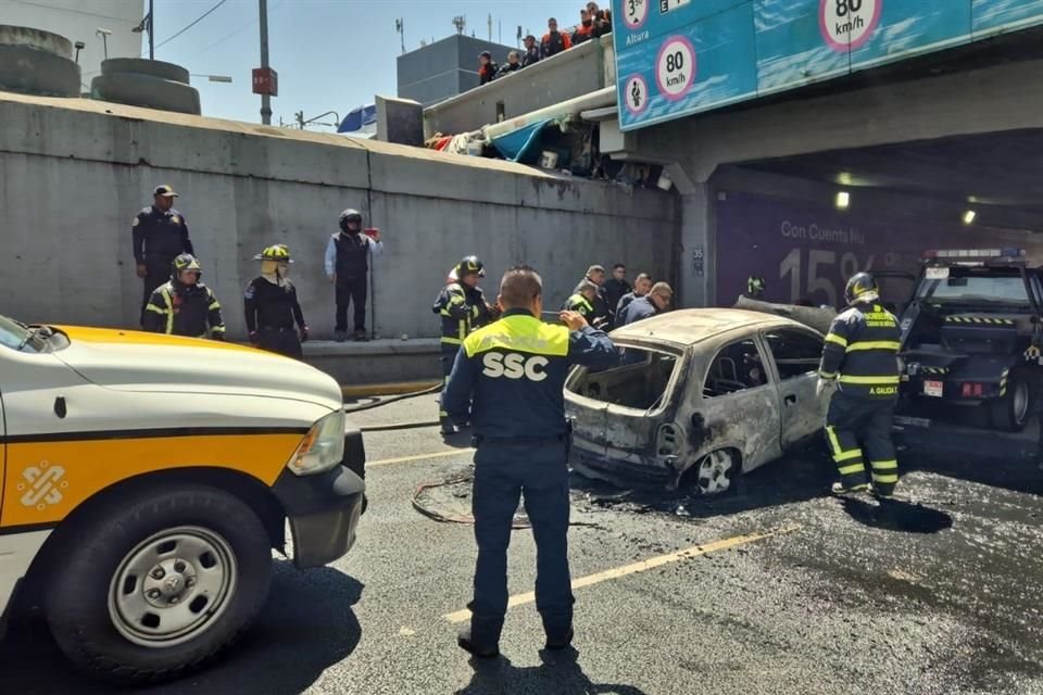 El coche comenzó a arder mientras avanzaba por los carriles centrales de Viaducto en dirección hacia el poniente.