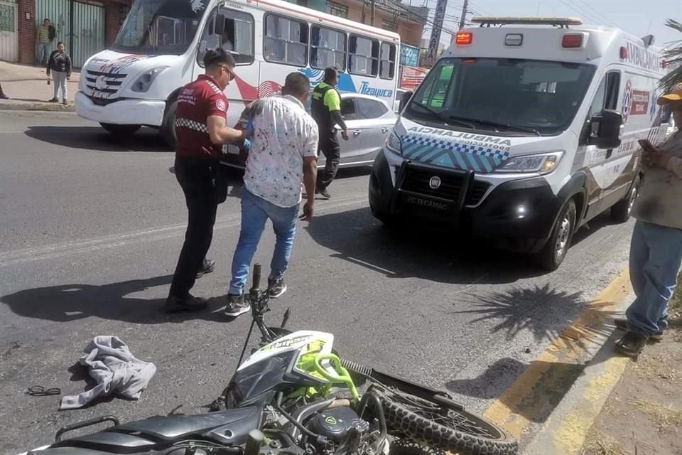 La pareja resultó lesionada luego de que derrapan en su motocicleta.