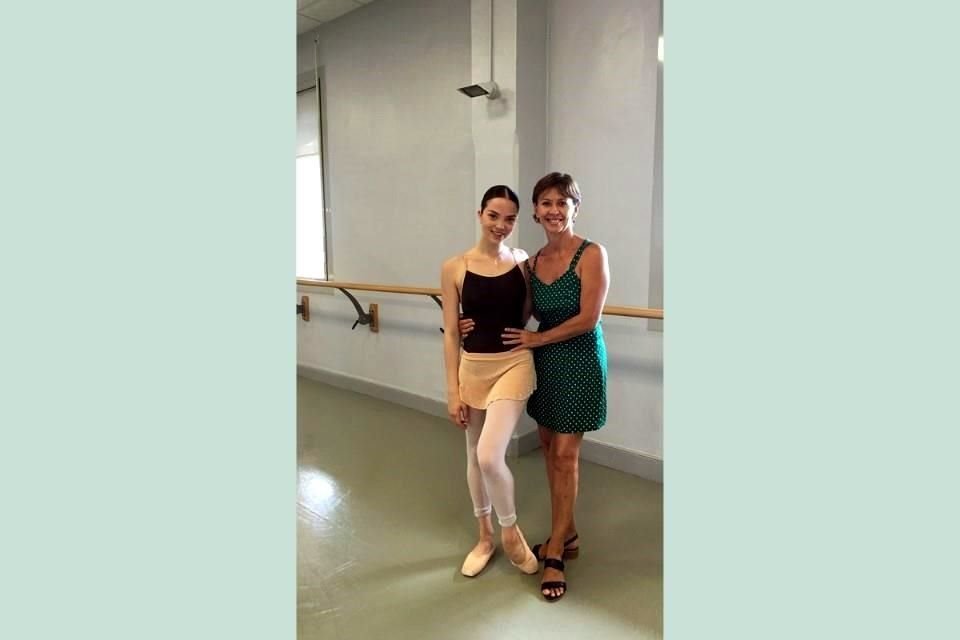 La maestra Martha con Ivana Bueno, quien se formó en su academia y es ahora bailarina del English National Ballet.