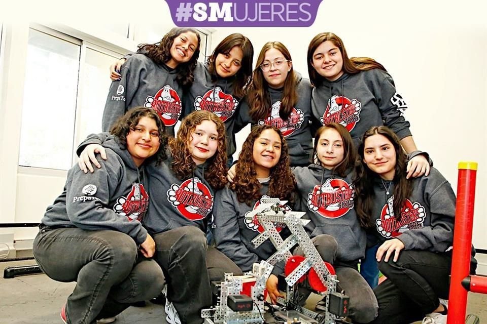 Las chicas de la PrepaTec Eugenio Garza Sada integran el equipo femenil del programa robótico 'Botbusters'.