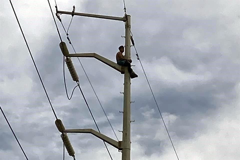 El hombre se ató de manos y tiro piedras desde lo alto de la torre.
