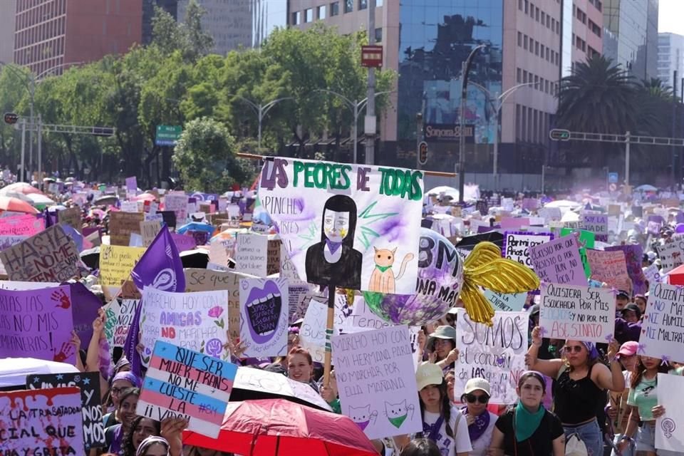 Los contingentes de mujeres no dejan de llegar a la marcha por el 8M.