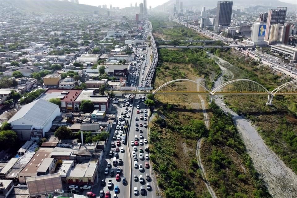 Las filas por el tráfico en la Avenida Morones Prieto que inician en Guadalupe rebasan el Puente del Papa, en el Centro de Monterrey.