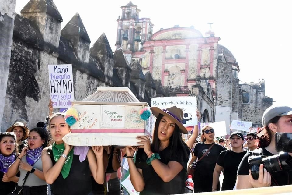 Marchan en calles de Cuernavaca miles de mujeres con motivo del 8M. Unas cargaron un ataúd con los nombres de víctimas.