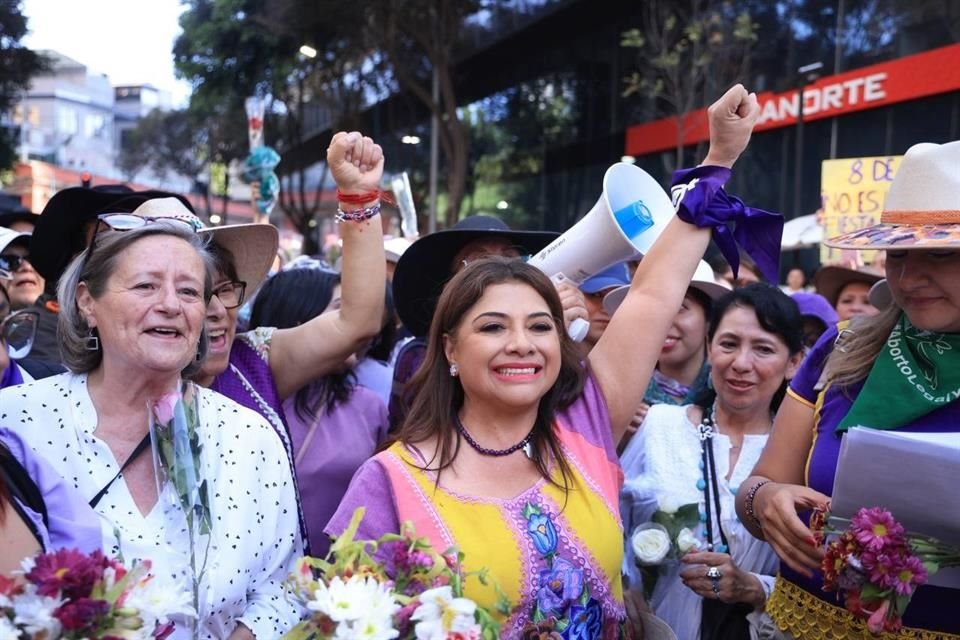 Acompañada de la legisladora Martha Ávila y Nancy Núñez, la morenista aseguró frente a decenas de mujeres que se sumaban a la marcha.