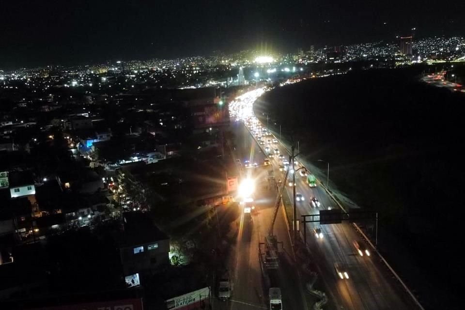 Tras 10 horas de haberse subido a la torre de cables de alta tensión, vialidad en Morones Prieto está colapsada.