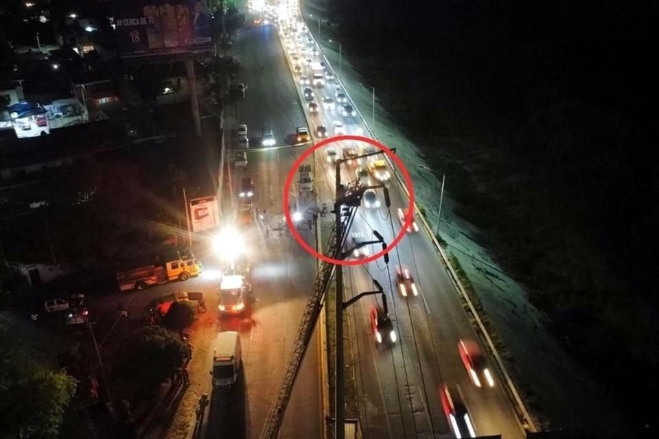 El sujeto subió a lo mas alto de la torre de cables de alta tensión.