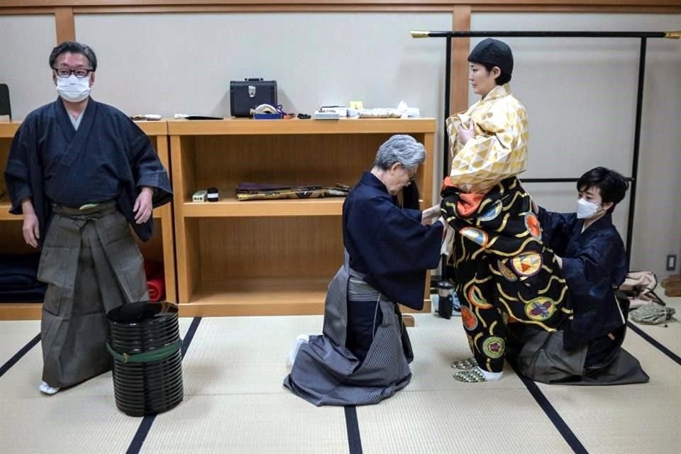 Mayuko Kashiwazaki es una de las pocas artistas dedicadas al teatro Noh, en la imagen se prepara para su actuación en la obra 'Dojoji', en un teatro de Tokio.