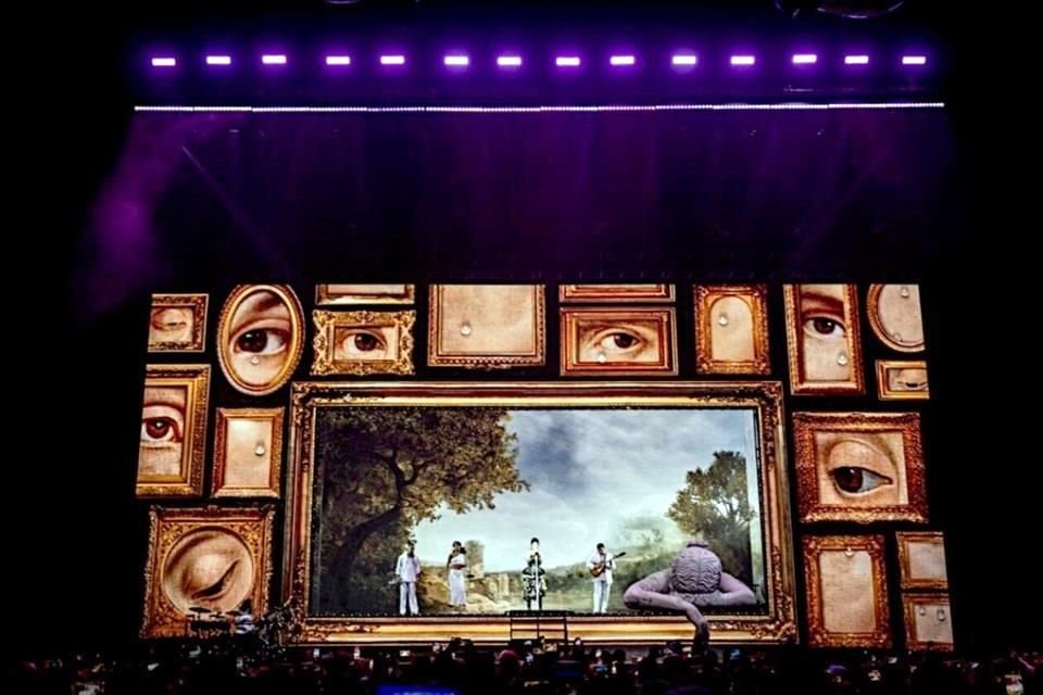 El concierto estuvo enmarcado y adornado con la figura grande de una mujer.