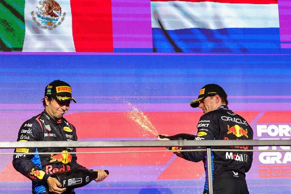 Checo y Max festejan en el podio.